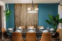 ~Huge Hot Tub~Theater/Game Room~Family Friendly~Private Backyard Oasis~Fire Pit~