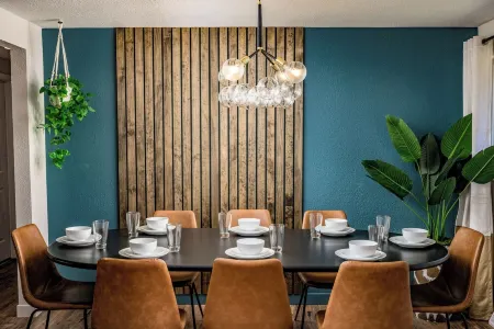 ~Huge Hot Tub~Theater/Game Room~Family Friendly~Private Backyard Oasis~Fire Pit~ Отели рядом с достопримечательностью «Парк Хоскинсон»