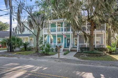 3 bedroom 2.5 bathroom home in Port Royal! - Close to all bases