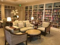 Beautiful updated 2 bed 2 bath Close to beach! Lakehouse pools and gym included