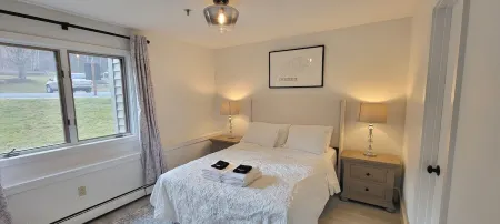 Newly Renovated 2BR - walk to lift;  walk to Stratton Village; easy parking Отели рядом с достопримечательностью «Stratton Mountain»