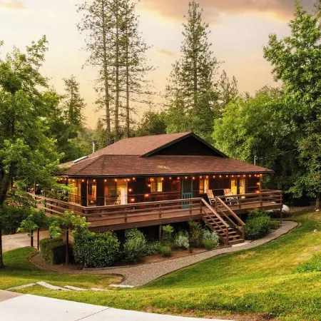 Serene Creekfront Cabin 2000 Sqft | 20Min to Yosemite