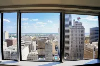 Cozy Retreat with Rooftop Pool, Parking, and Spacious Comfort