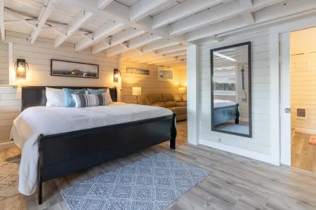 Stunning Waterfront, Acadia National Park as your Backyard. Отели в г. Маунт Десерт