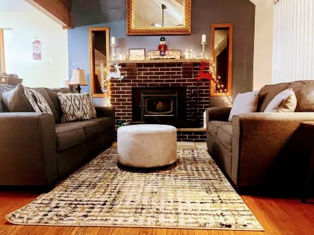 The Cub house,Gameroom,Fireplace, Firepit, largescreen TV.