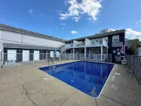 Cozy Poolside Hideaway 2 Blocks to Beach - 4 Beach Badges + Linens & Towels