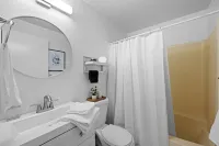 Cozy & Quiet - KING Bed - Full Kitchen - 6 Minutes to Kadlec, 5 miles to PNNL.