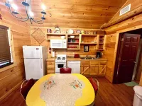 Cabin in town, walking distance to the courthouse square.