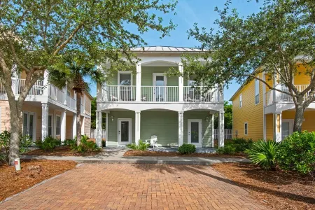 Welcome to the Beachcomber! Beautiful home in Cottage Retreat - steps to beach!