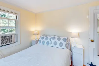 Charming Chatham Cottage Hotels near Forest Beach Conservation Area