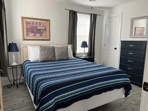 C2 Perfect location in historic city center, near beaches, patio, free parking!