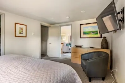 Earthworks Art House Hotel dekat Thor's Well