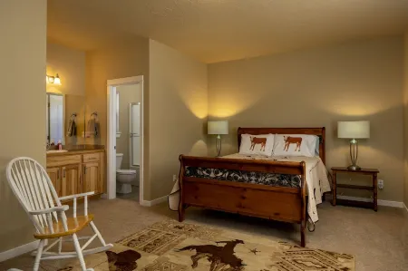 Spacious Western Home on 2 acres in the Pines close to Crater Lake Отели рядом с достопримечательностью «Train Mountain Railroad Museum»