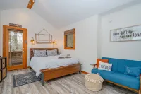 European Cottage House ! Couples getaway in Blueridge