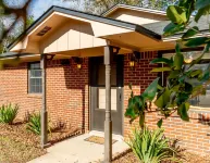 Pensacola Cottage - King Bed - Mins. from Beaches & Downtown - Pet Friendly Hotels near Pearson Vue Test Ctr