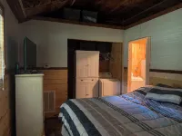 Quiet cabin in the hills close to the trails and other outdoor activities.<br>