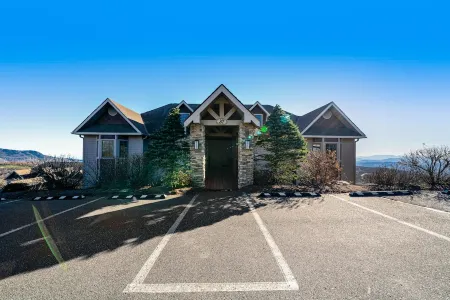 Comfy Condo at Top of Sugar Mtn - Ski in Ski Out - AC, WiFi Отели рядом с достопримечательностью «оз. Уайлдкэт»