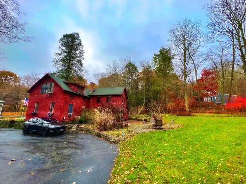 Historic 4 Bedroom Luxury Cabin with Private Waterfall & Lake Access Hotels in Tolland County