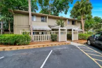 Available August 2-10! 6 min walk to the beach!