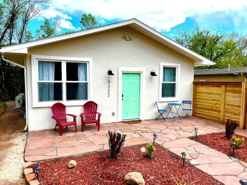 New Private Cottage with Hot Tub Steps from Garden of the Gods