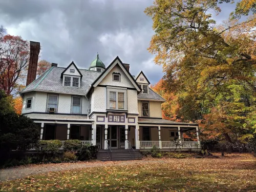 5 bdrm Victorian, built in 1881-With 21 rooms, on a hill on 4 VERY private acres Hotels in New Windsor