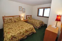 Ski-in ski-out 3 Bdrm Chalet w sauna on slopes & lake - Sleeps 8