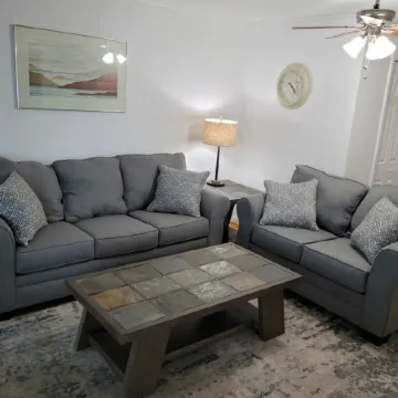 NEW Condo above bakery in Downtown Frankfort w/ Sunroom view of Betsie Bay! Отели в г. Франкфорт