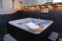 Iconic "Haines Shoe House" - Hot Tub & Firepit - Featured On HGTV