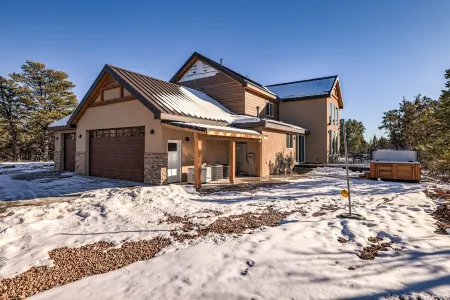 Zion Border 3,475 sq ft Retreat – 5Br En-Suite Baths, Trails & Canyon Views Отели рядом с достопримечательностью «Checkerboard Mesa»