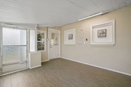 Lealman - Traveler's Corner