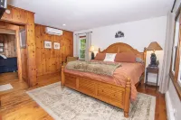Adirondack 4bed 2bath Cottage close to the village with Hot Tub Hotels in Lake George