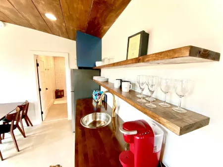 Cozy & Cute Modern Tiny house close to wineries, wedding venues, and outdoor fun Отели рядом с достопримечательностью «Ian's Chapel at Camp Lucy»