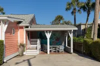 1 Block to THE MOTHER SEA.  Super easy and quick walk. - 4-Star
