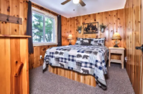 Cedar Lodge: Lakefront Cabin - Wi-Fi, Free Firewood, Generator, No Cleaning Fee!