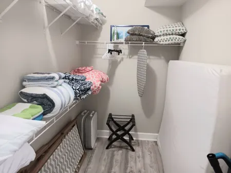 Charming BEACHFRONT condo in Galveston, 2 POOLS open year round, FITNESS CENTER Отели рядом с достопримечательностью «Муди Гарденс»