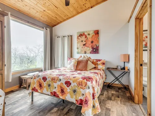 Romantic Rustic Getaway! Elevated Treehouse w/ Jacuzzi Tub. Rest, Relax, Repeat! - 샬레 호텔