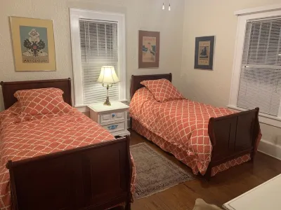 Comfortable Spanish style house, great location! Отели рядом с достопримечательностью «Historic Kenwood»