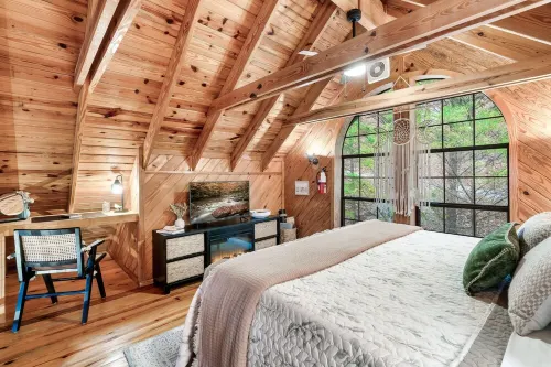 Smoky Mountain Christmas! King Beds -Hot Tub -Fire Pit -Pool Table -Wood Stove!