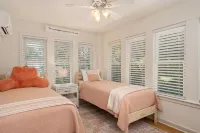BEACH GETAWAY! Walk to beach, dining, and shops. Dog friendly with fenced yard. 보디 섬 주변 호텔