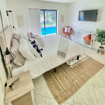 Cheerful 1 bedroom guest suite with pool and yard