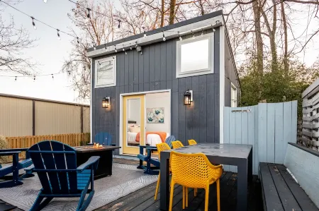 Delightful 5-bedroom residence near downtown Charlottesville. Pet-friendly! Отели в г. Шарлотсвилл