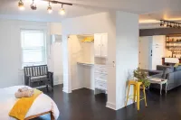 Beautiful, Walkable Strip District Studio w/ Outdoor Loggia Hotel a 