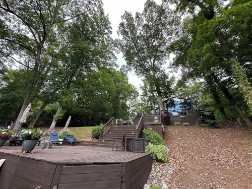 Cozy open studio cabin with a relaxing vibe on serene Lake Harding. Hotels in Harris County