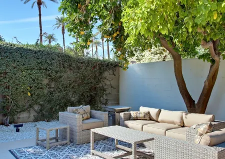 25% Off Dec/Jan!! Sunny Mid-C Modern Beauty! Stunning Pool, Spa, Mountain Views! Отели рядом с достопримечательностью «Индиан-Уэллс Теннис Гарден»