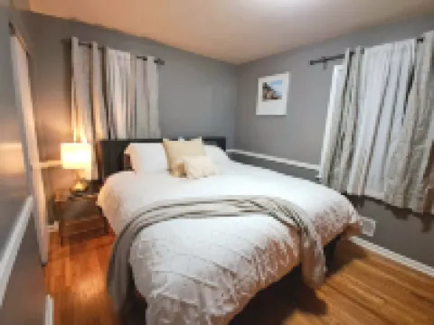 Hot Tub, 5 Minutes to Airport, Mall of America, Games, Family fun! Hotels in Richfield