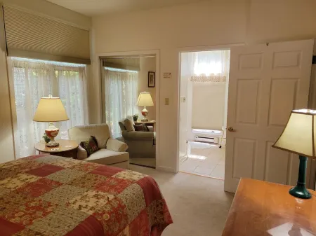 Top of Mountain 2 Br Condo, Short Walk to Scenic Overlooks of the Mtns. in Fall