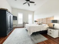 Spacious and Airy Loft/2 king beds/5 bed total/ Overlooking Broadway Ave