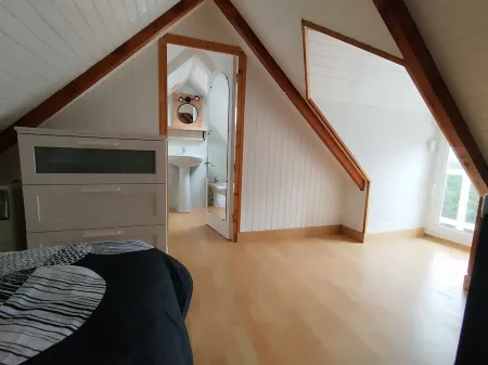 BRITTANY Small house in the village of PLEUBIAN 1.2 km from the sea Отели в г. Плёбьян