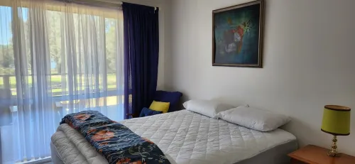 Peppin Pines Retreat -A Private Oasis, acreage with lake views and room to move! Hotels in Bonnie Doon