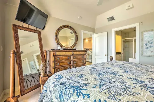 Waterfront Condo-Sleeps 6. Burnt Store Marina. Pool, Golf, boating, and more.